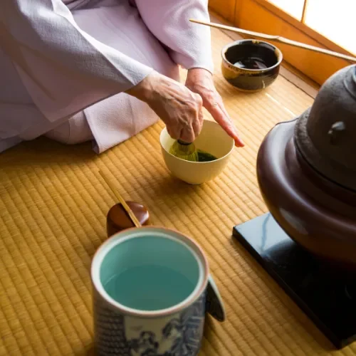 Cérémonie du thé traditionnelle au Japon Préparation traditionnelle du thé matcha lors d’une cérémonie japonaise authentique