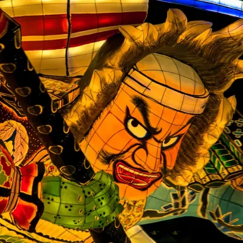 Festival traditionnel japonais illuminé Chars et lanternes colorés lors d’un festival traditionnel japonais de nuit