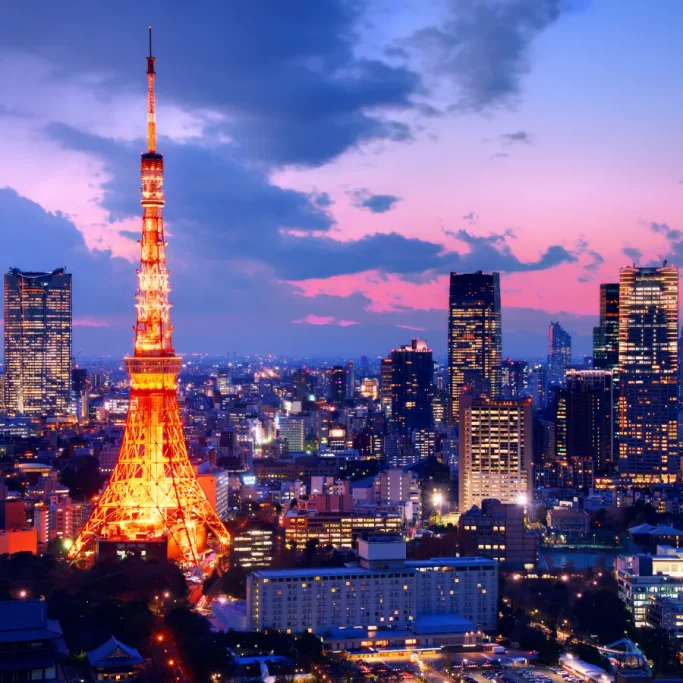 Tokyo Tokyo Tower illuminée au coucher du soleil avec vue panoramique sur les gratte-ciel de Tokyo au Japon