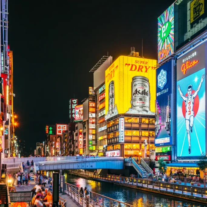 Osaka Quartier animé de Dotonbori à Osaka de nuit avec enseignes lumineuses et ambiance urbaine japonaise